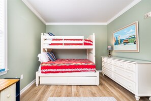 4 bedrooms, iron/ironing board, internet, bed sheets