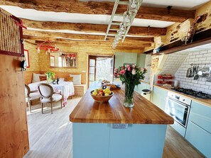 Fridge, microwave, oven, stovetop - Charming 2-bedroom cottage within a pretty sandstone courtyard with large pool (Saint-Cyprien)
