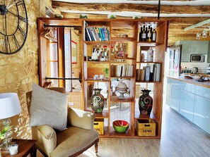 Smart TV, fireplace, table football, ping pong - Charming 2-bedroom cottage within a pretty sandstone courtyard with large pool (Saint-Cyprien)