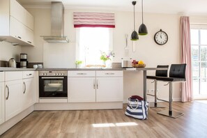 Coffee/tea maker, fridge, microwave, oven - Ferienhaus Schilfrohrsänger, Fuhlendorf (Fuhlendorf)