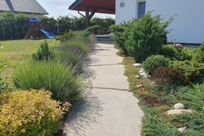 Children’s area - Comfortable holiday home, private garden, sauna (Smołdzino)