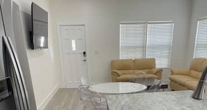 House 2 Bedrooms /2 full bathrooms Downtown Winter Garden