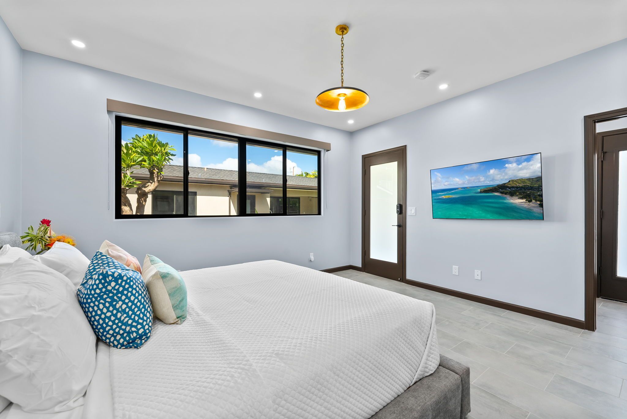 5 bedrooms, iron/ironing board, internet, bed sheets