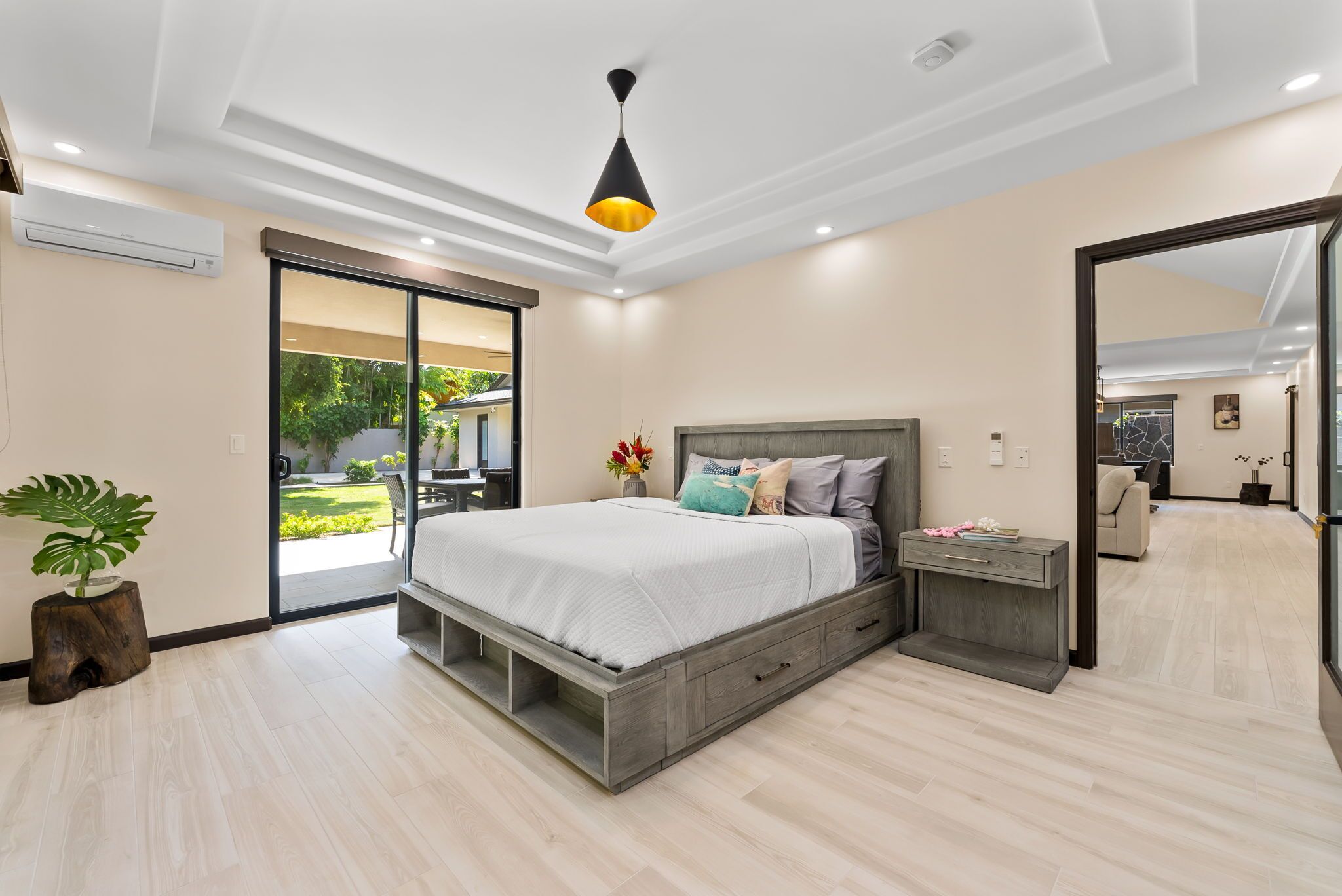 5 bedrooms, iron/ironing board, internet, bed sheets