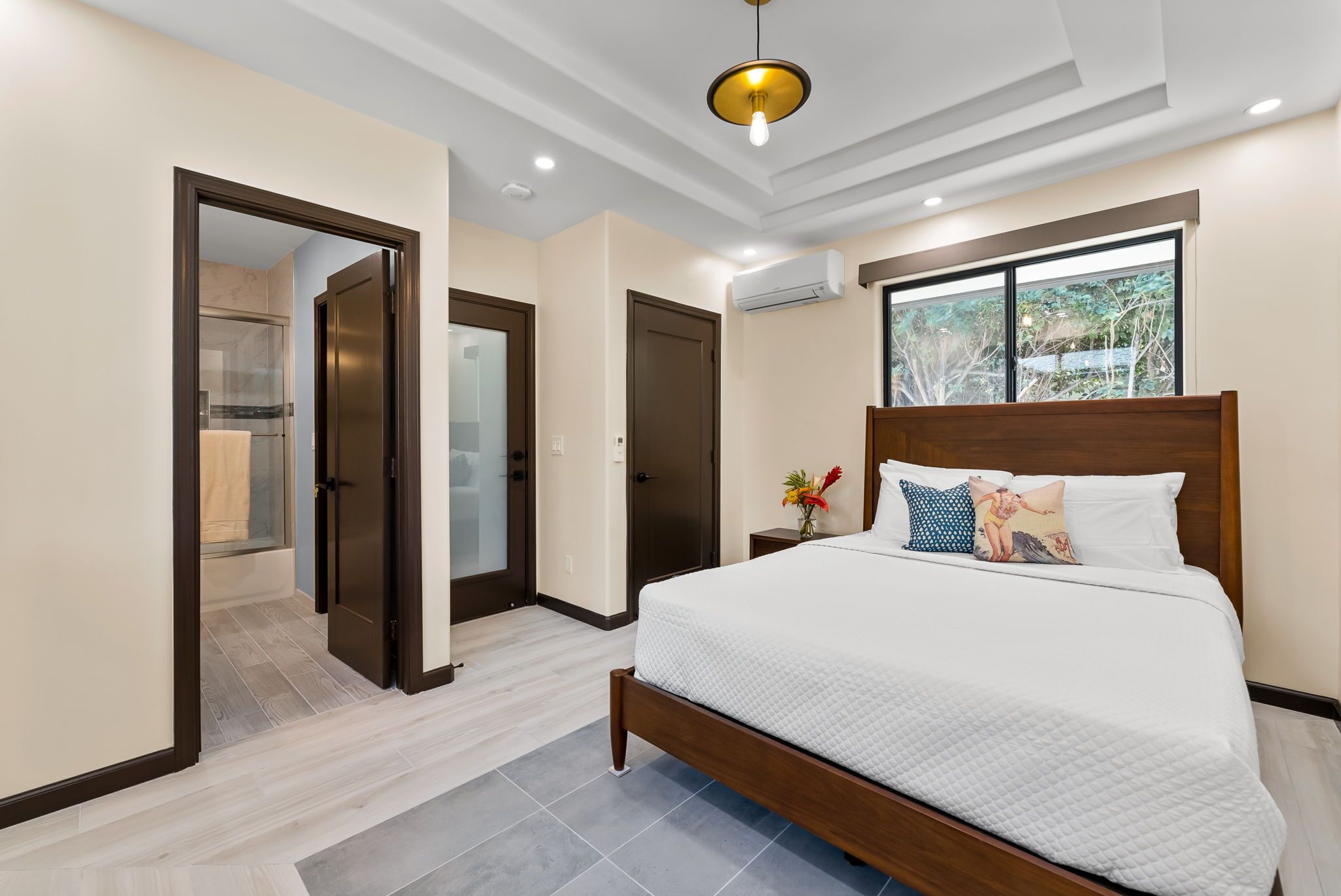 5 bedrooms, iron/ironing board, internet, bed sheets