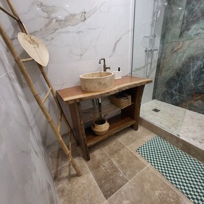 Shower, hair dryer, towels, soap - Gilmore Home - close to Paris center (La Courneuve)