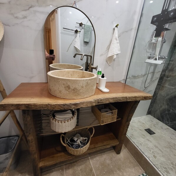Shower, hair dryer, towels, soap - Gilmore Home - close to Paris center (La Courneuve)