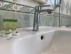 Dusch, handdukar, tvål och schampo