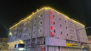 Ein mehrstöckiges Gebäude mit einem gut sichtbaren "HOTEL"-Schild an der Fassade.