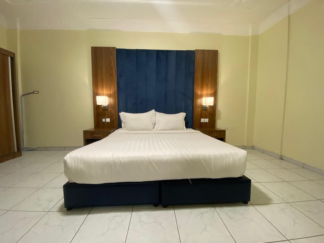 Rideaux occultants, chambres insonorisées, fer et planche à repasser