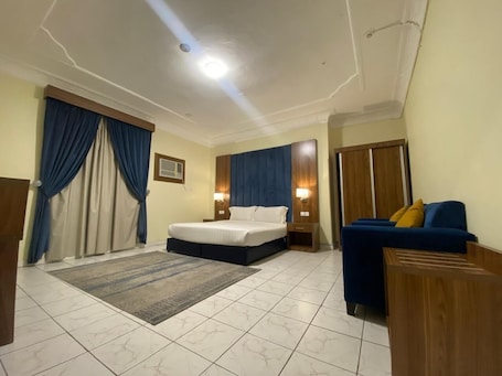 2 habitaciones, cortinas blackout y sistema de insonorización