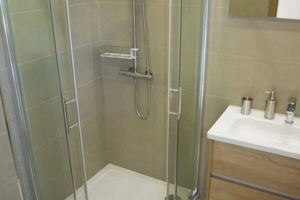 Ducha, secador de pelo, toallas, jabón