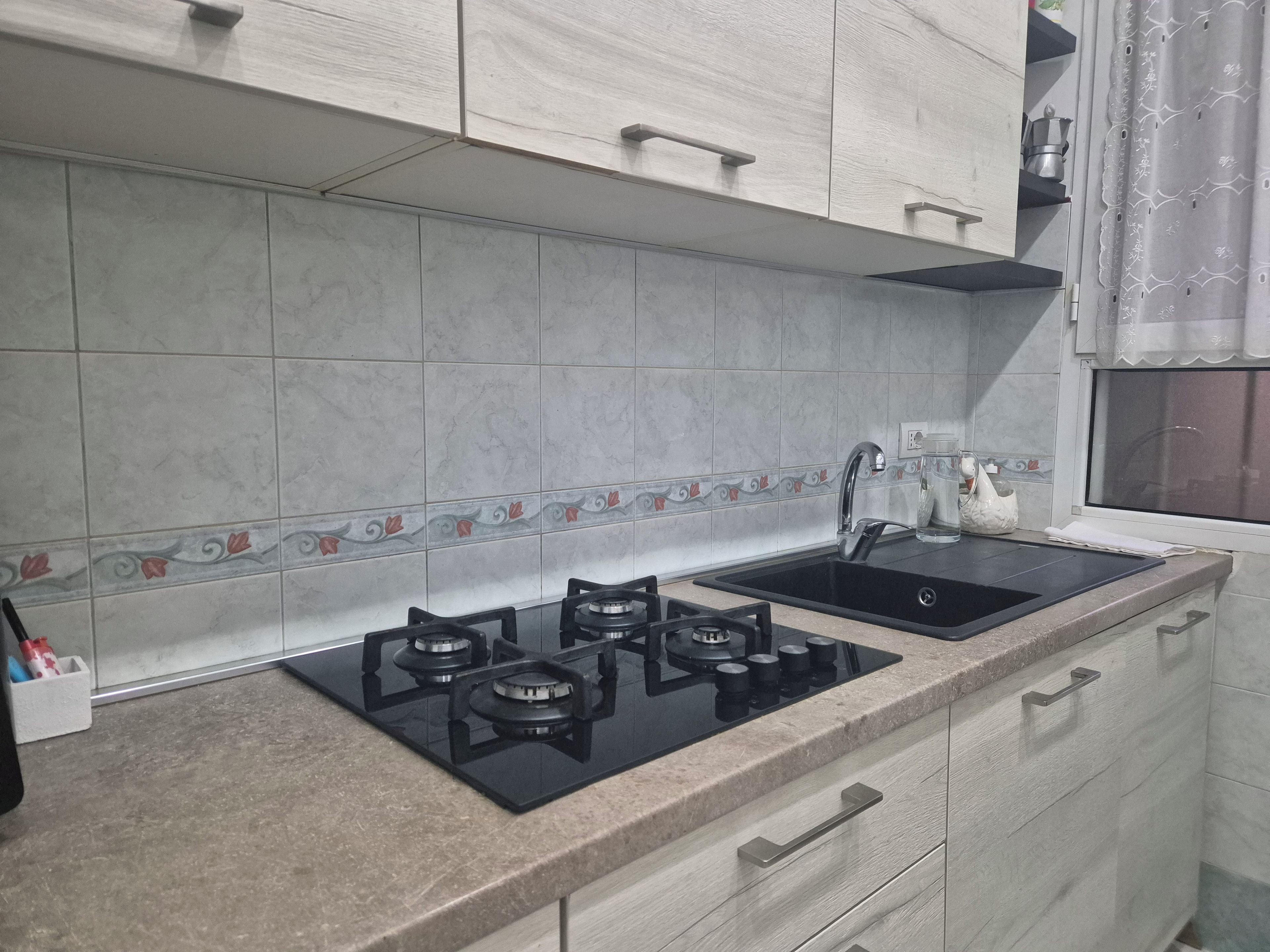 Refrigerador con freezer, placa de cocina, utensilios de cocina