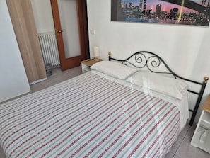 Desk, laptop workspace, free WiFi - ALEX B&B (Rome)