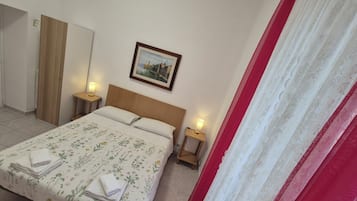 Camera con letto matrimoniale o 2 letti singoli | Una scrivania, postazione laptop, Wi-Fi gratuito