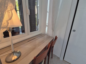 Een bureau, een laptopwerkplek, gratis wifi