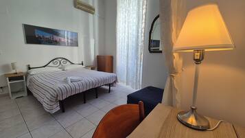 Una scrivania, postazione laptop, Wi-Fi gratuito