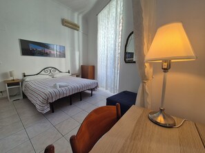 1 slaapkamer, een bureau, een laptopwerkplek, gratis wifi