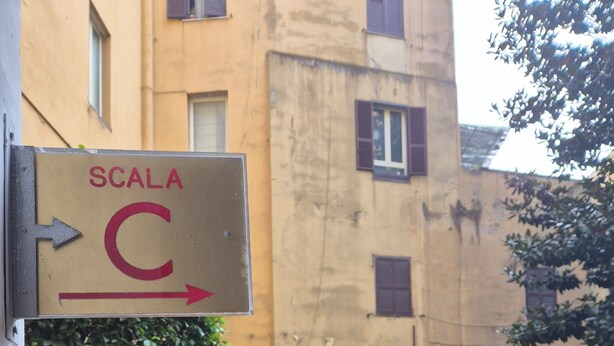 A sign indicating 'SCALA C' with an arrow pointing right, suggesting a direction to a specific floor or area. - ALEX B&B (Rome)