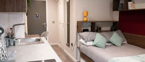 Cortinas blackout, wifi gratis y ropa de cama