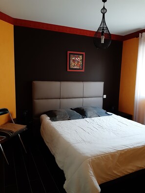 2 chambres, fer et planche à repasser, Wi-Fi, draps fournis