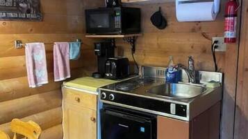 Réfrigérateur, micro-ondes, plaque de cuisson, cafetiÚre/bouilloire