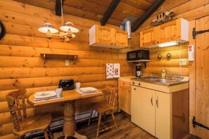 Kühlschrank, Mikrowelle, Herdplatte, Wasserkocher mit Kaffee-/Teezubehör