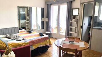 1 chambre, fer et planche Ă repasser