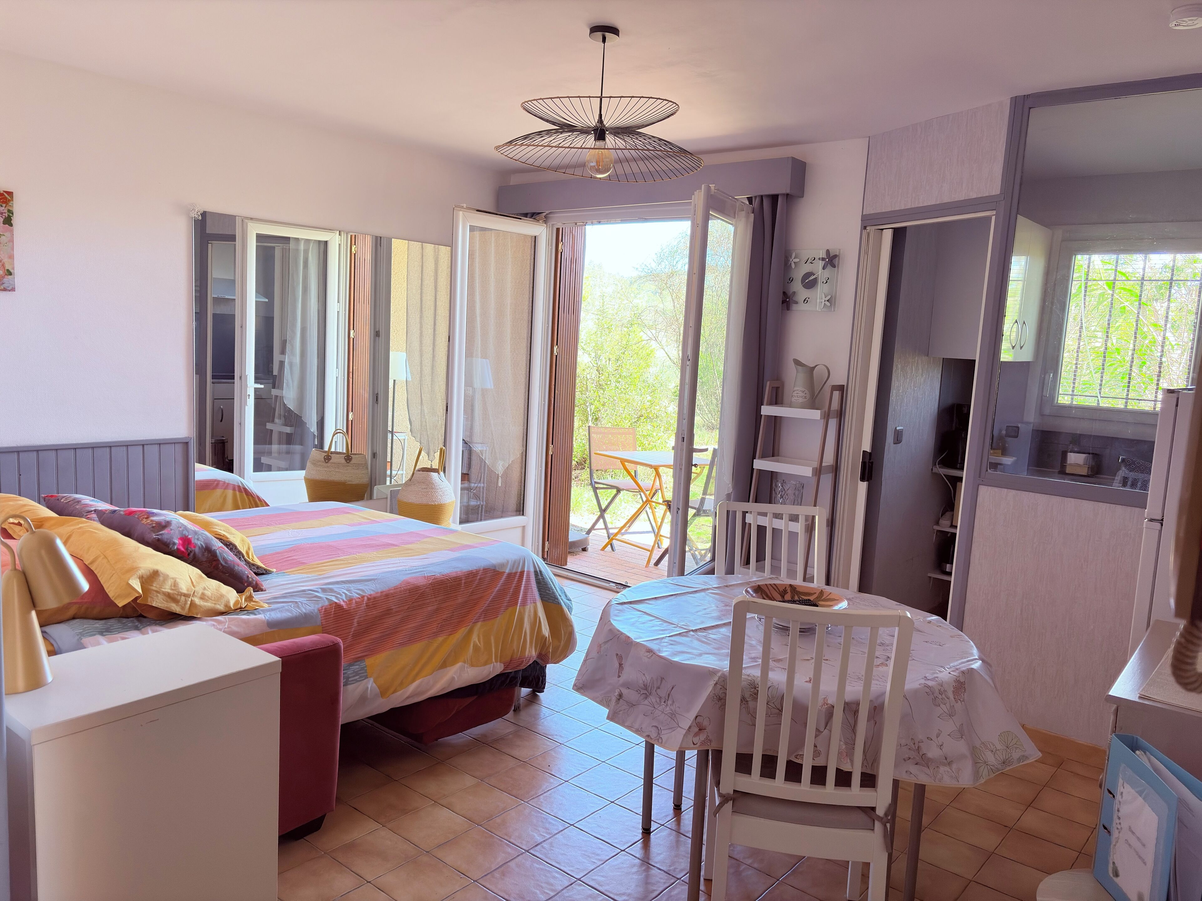 1 habitación y tabla de planchar con plancha 