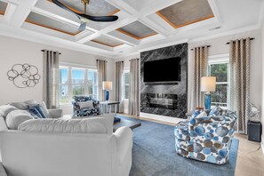 Een televisie, een open haard en boeken