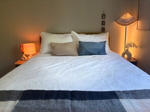 1 dormitorio, tabla de planchar con plancha, wifi y ropa de cama