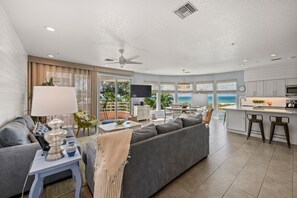 Smart TV - Island Paradise 2- 3 bedroom beach front condo with views!! (Holmes Beach)