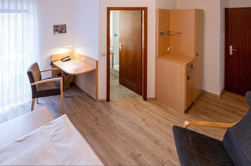 Business Single Room | Desk, laptop workspace, soundproofing, free WiFi