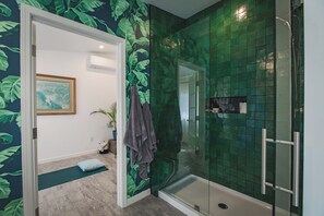 Dusche, Haartrockner, Handtücher, Seife