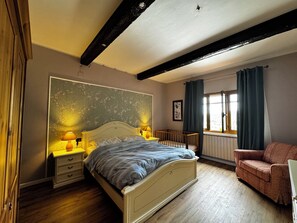 3 chambres, bureau, fer et planche à repasser, lit parapluie