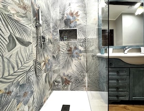 Dusche, umweltfreundliche Kosmetikartikel, Haartrockner, Bidet