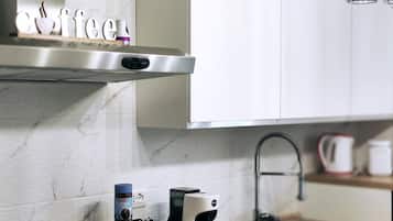 Réfrigérateur, four, plaque de cuisson, cafetiÚre/bouilloire