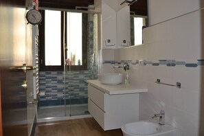 Shower, hair dryer, bidet, towels - Cozy apartment a stone's throw from the historic center of Rome (Roma)