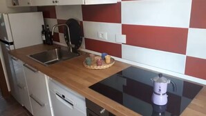 A kitchen with a wooden countertop, a sink, a stove, and a dishwasher. - Cozy apartment a stone's throw from the historic center of Rome (Roma)