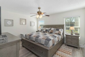 3 habitaciones, tabla de planchar con plancha y cuna de viaje 