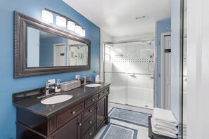 Doccia, asciugacapelli, asciugamani, sapone