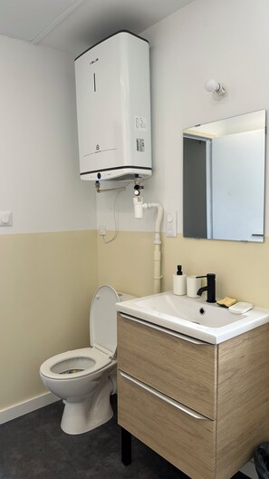 Dusche, Haartrockner, Bidet, Handtücher
