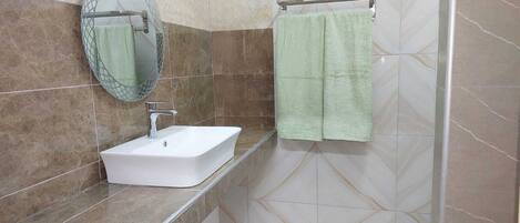 Dusche, HandtĂŒcher, Toilettenpapier