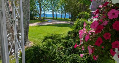 Lake Huron Views Large Porch Private Beach Access Sleeps 8 Dogs OK
