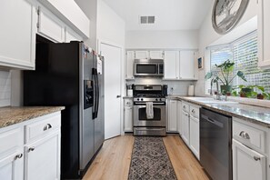 Refrigerador, microondas, horno, placa de cocina