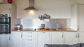 Fridge, oven, dishwasher, cookware/dishes/utensils