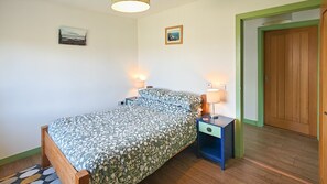 1 dormitorio, tabla de planchar con plancha, wifi y ropa de cama