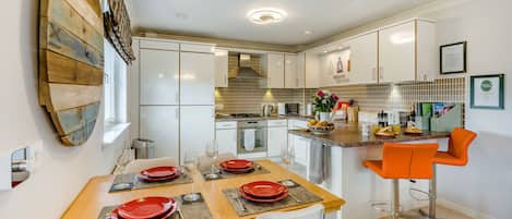 Fridge, oven, dishwasher, cookware/dishes/utensils