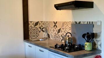 Geladeira, micro-ondas, cooktop, lava-louças