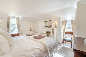 7 habitaciones, tabla de planchar con plancha, wifi y ropa de cama